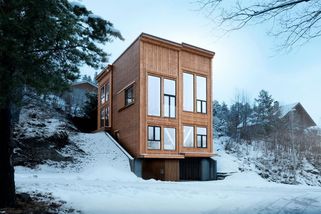 Kouzelná roubenka ve svahu jako rodinné hnízdo, které dýchá dřevem a světlem - Novinky